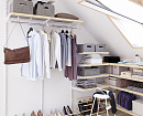 Система хранения для одежды на мансарде